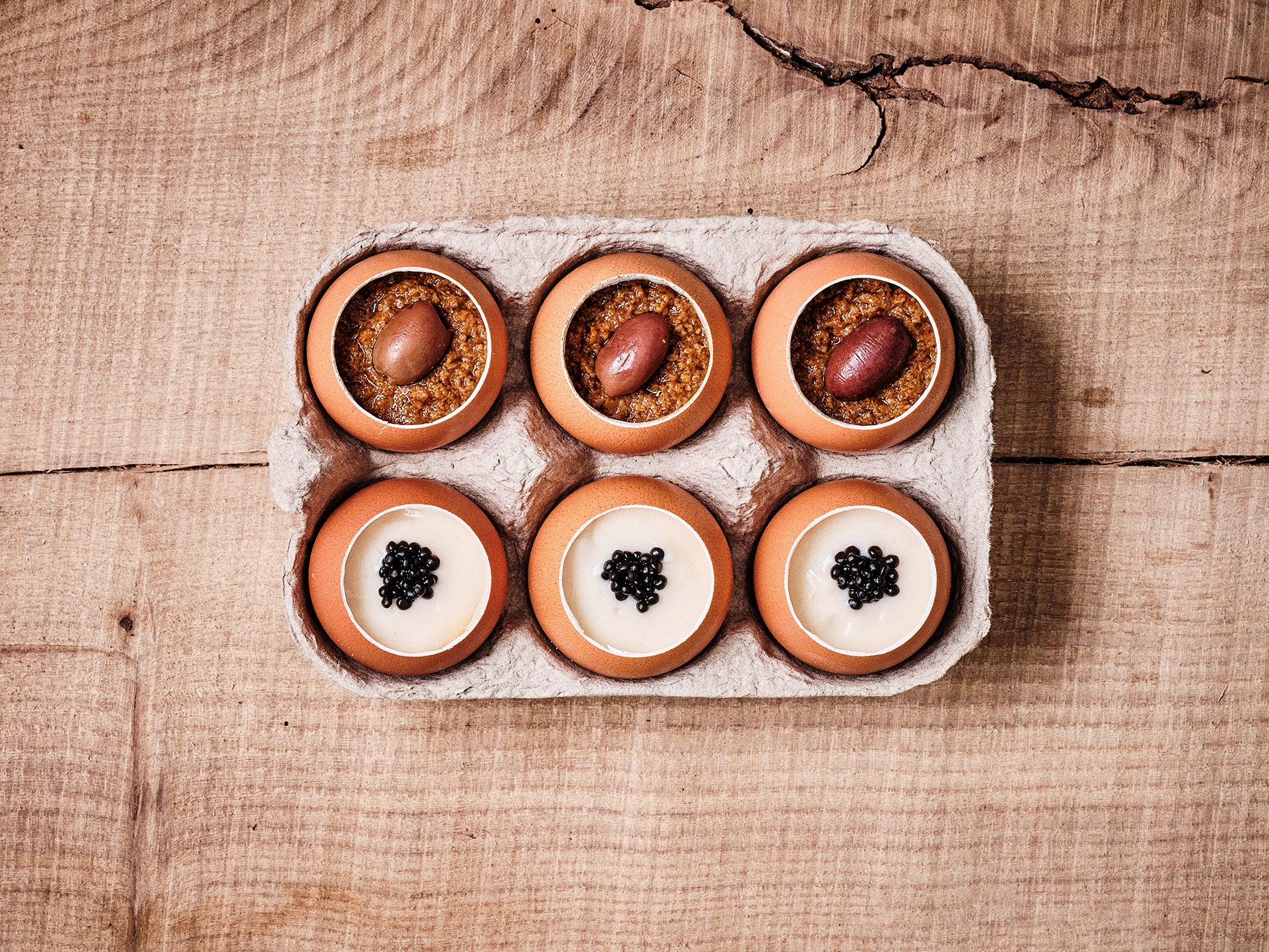 LES OEUFS TOQUÉS ROUGES ET BLANCS (6 PIÈCES)